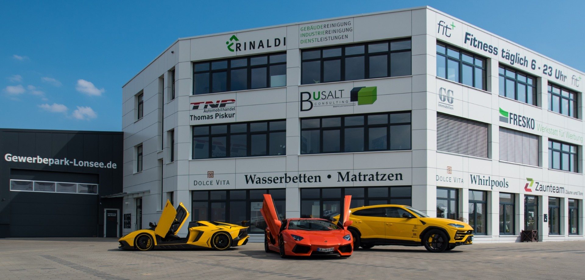 Gewerbepark 1, Fassade mit den Schildern der Mieter