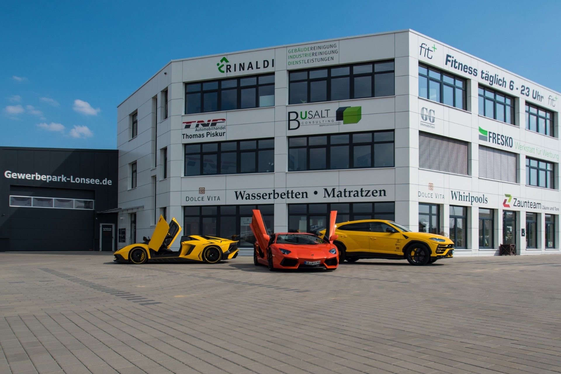 Fassade Gewerbepark 1 mit Firmenschildern