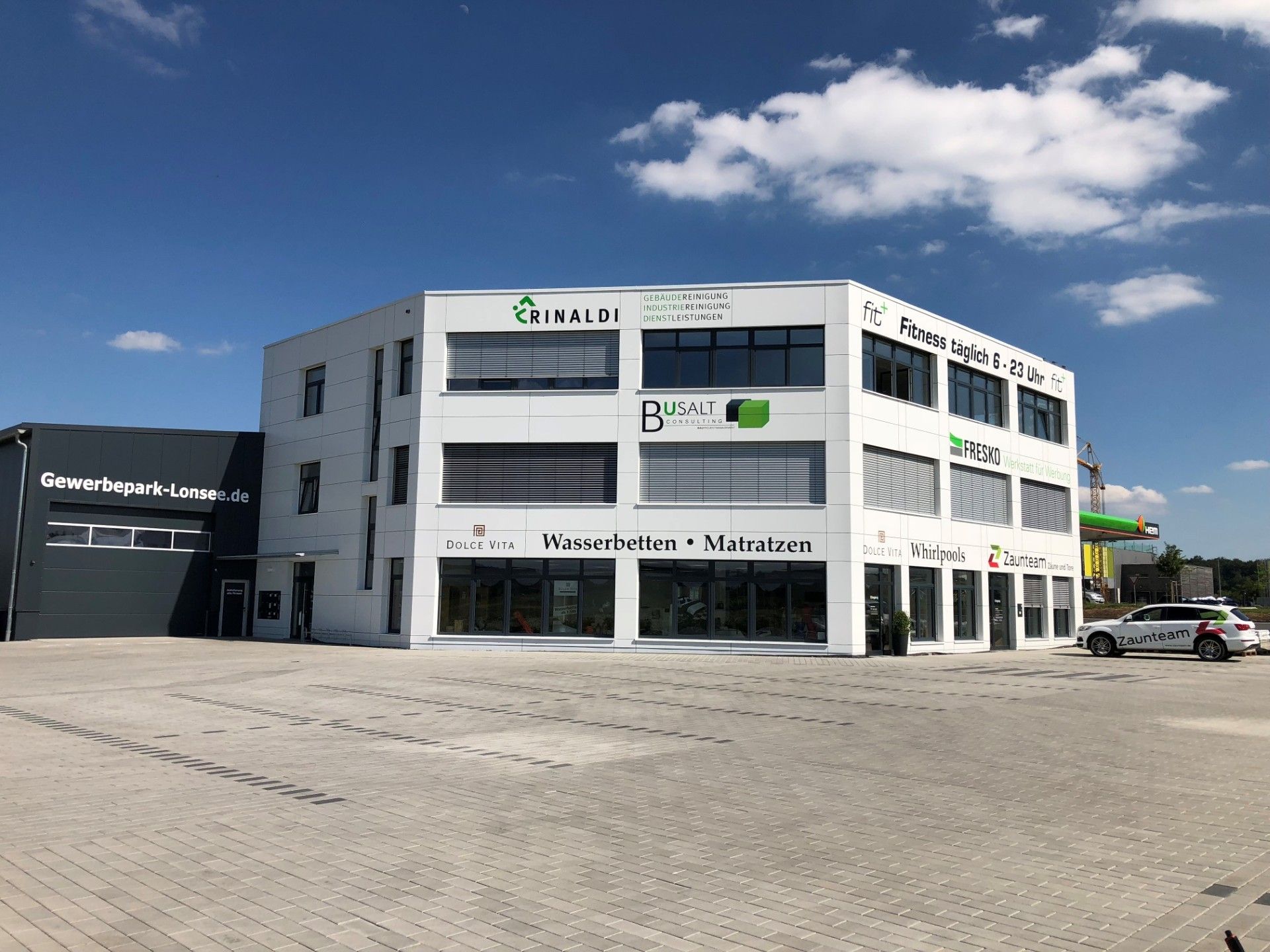 Gewerbepark 1 in Luizhausen mit Mieterbeschriftung an der Fassade